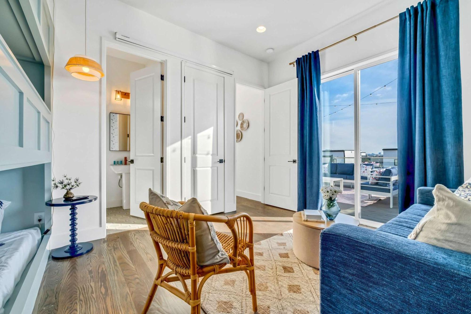 Taylor Swift Inspired Hot Tub Rooftop Deck Views *