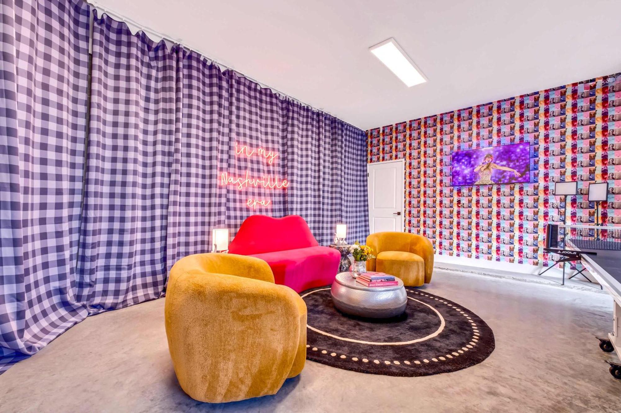 Taylor Swift Inspired Hot Tub Rooftop Deck Views Holiday home