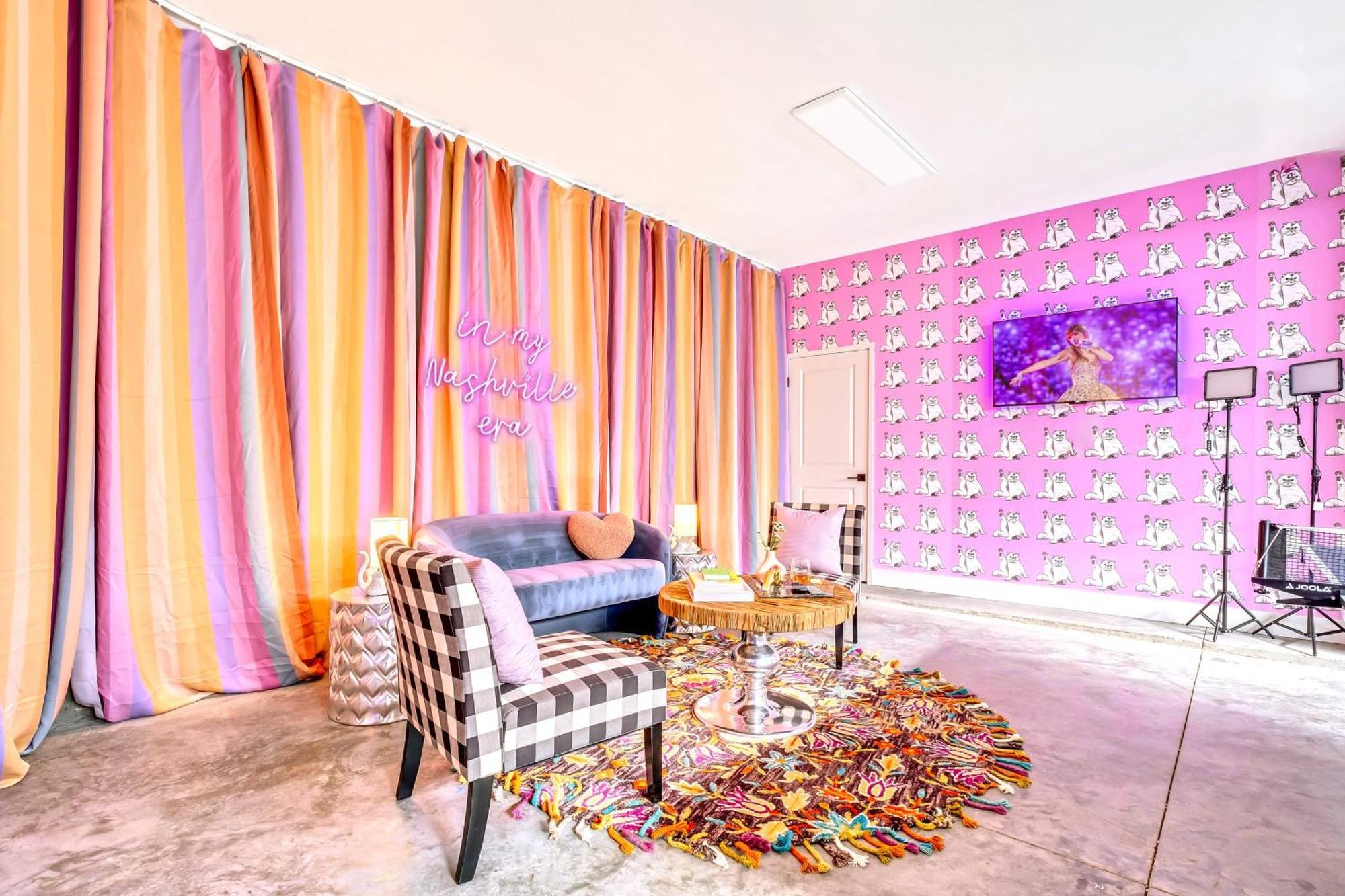 Taylor Swift Inspired Hot Tub Rooftop Deck Views Nashville