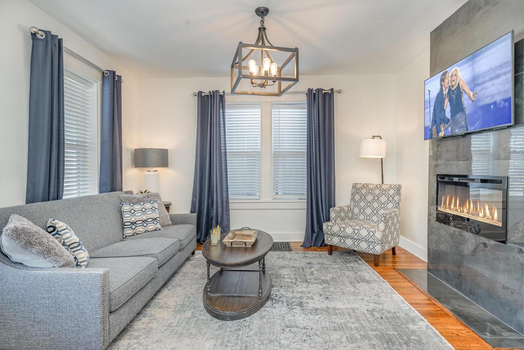 Holiday home Blue Pearl - Private Backyard - Mins To Broadway Nashville