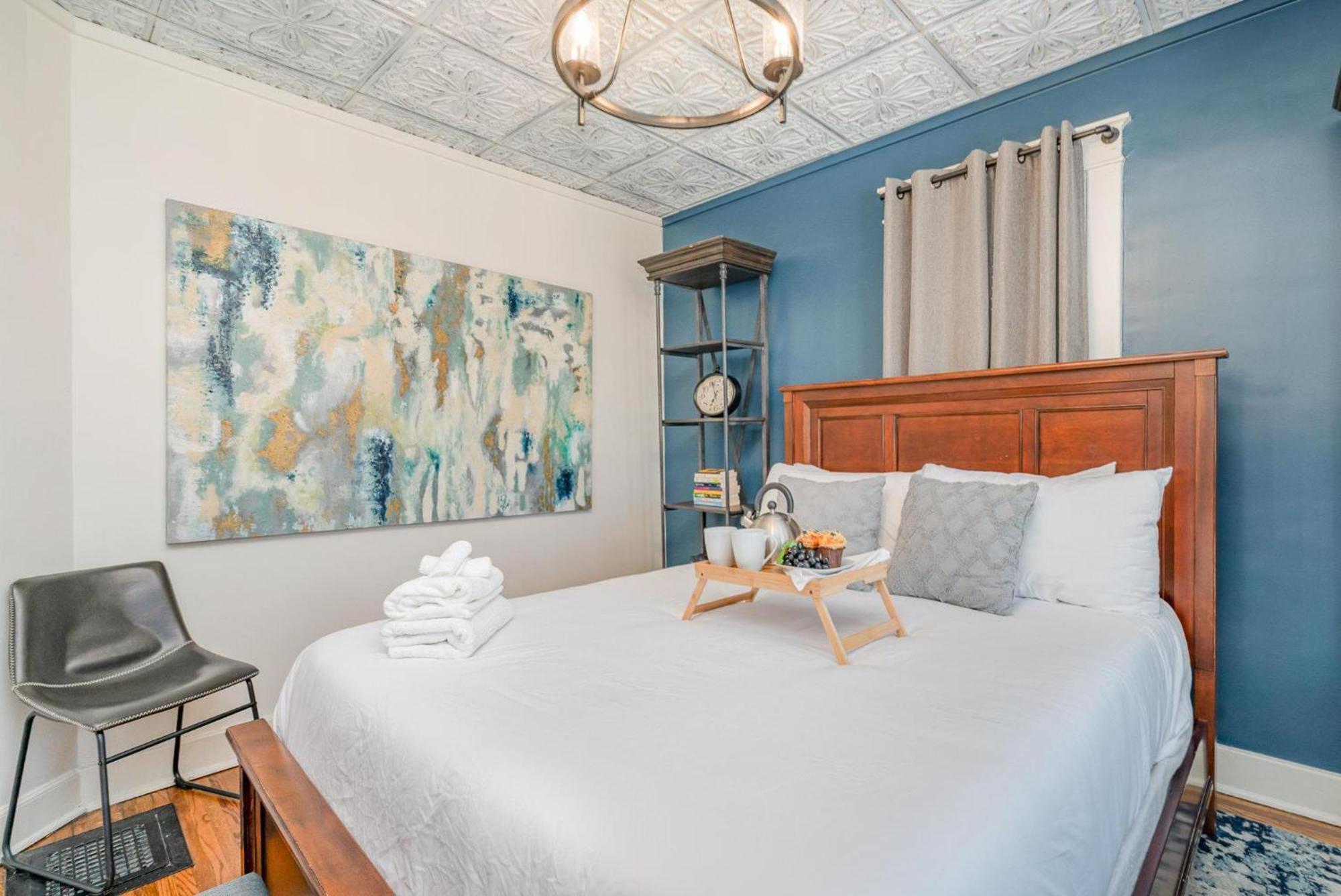 Holiday home Blue Pearl - Private Backyard - Mins To Broadway *