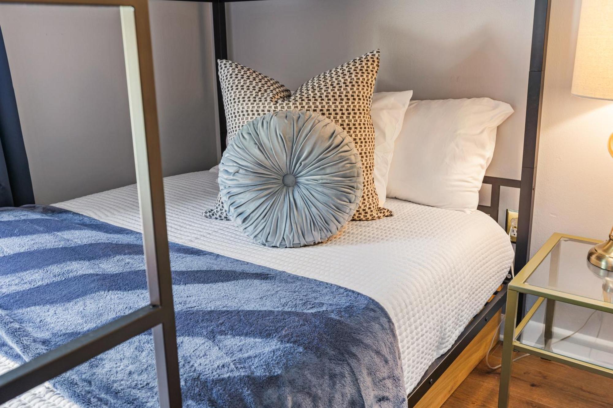 Famous Music Row 1 Bedroom With Free Parking And Pool Holiday home *