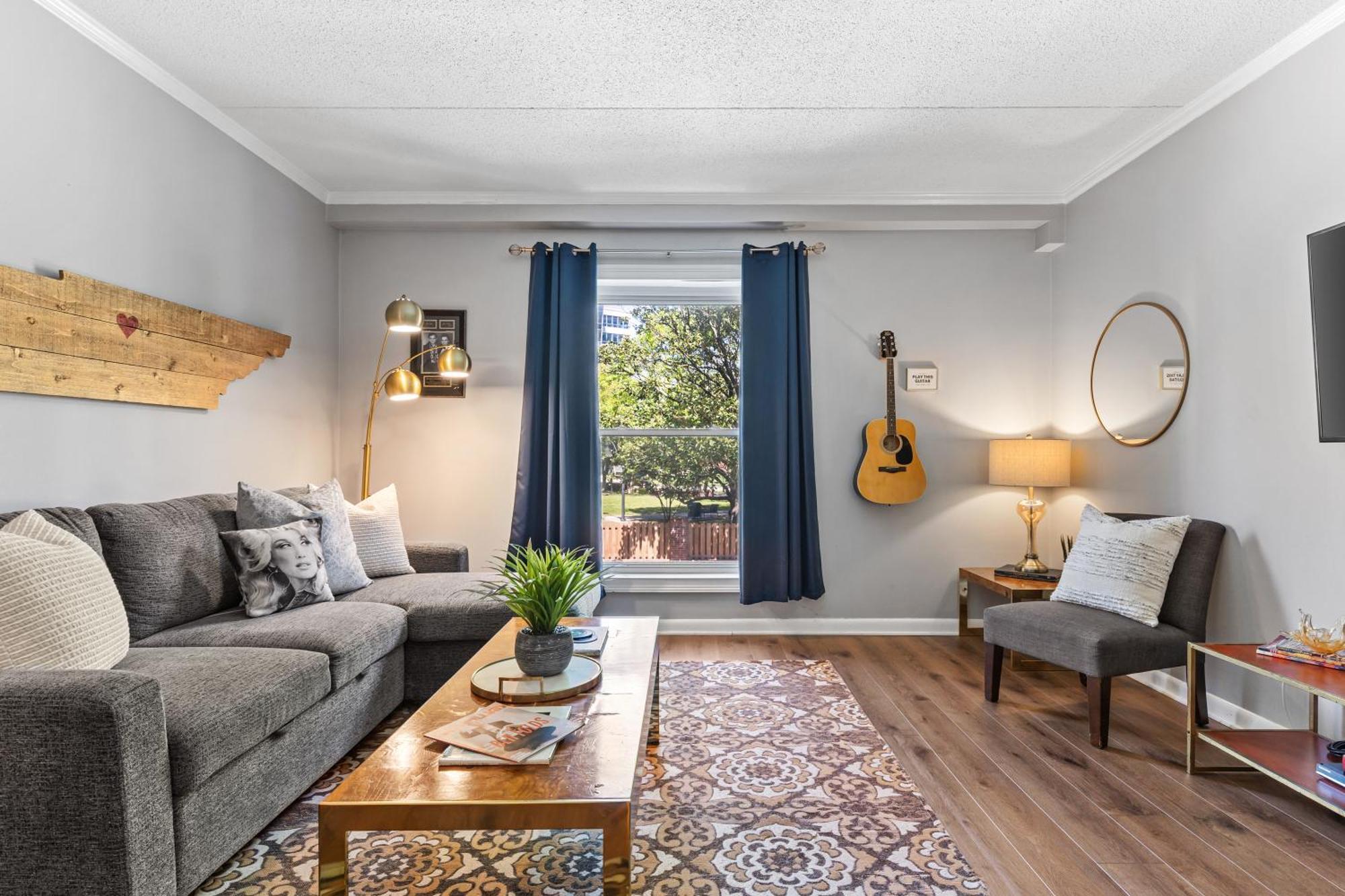 Famous Music Row 1 Bedroom With Free Parking And Pool * Nashville