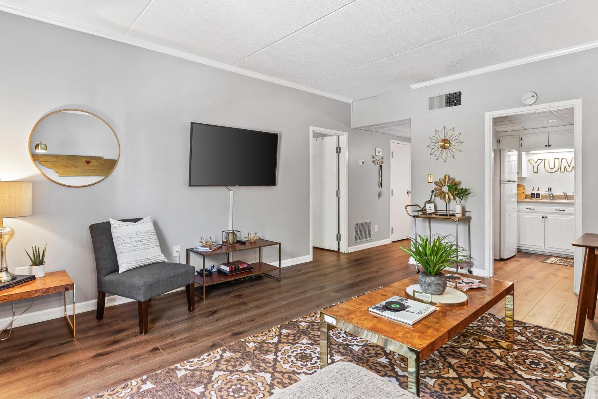 Famous Music Row 1 Bedroom With Free Parking And Pool * Nashville