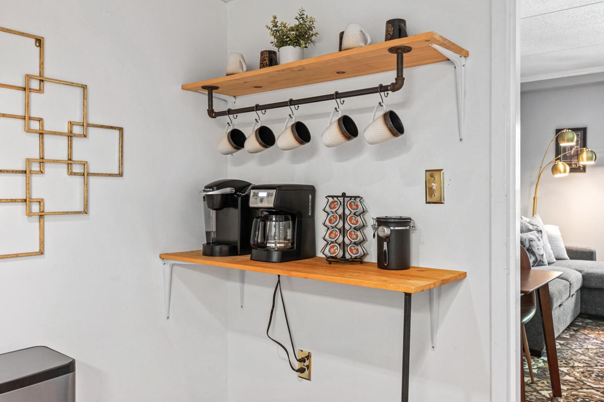 Famous Music Row 1 Bedroom With Free Parking And Pool *