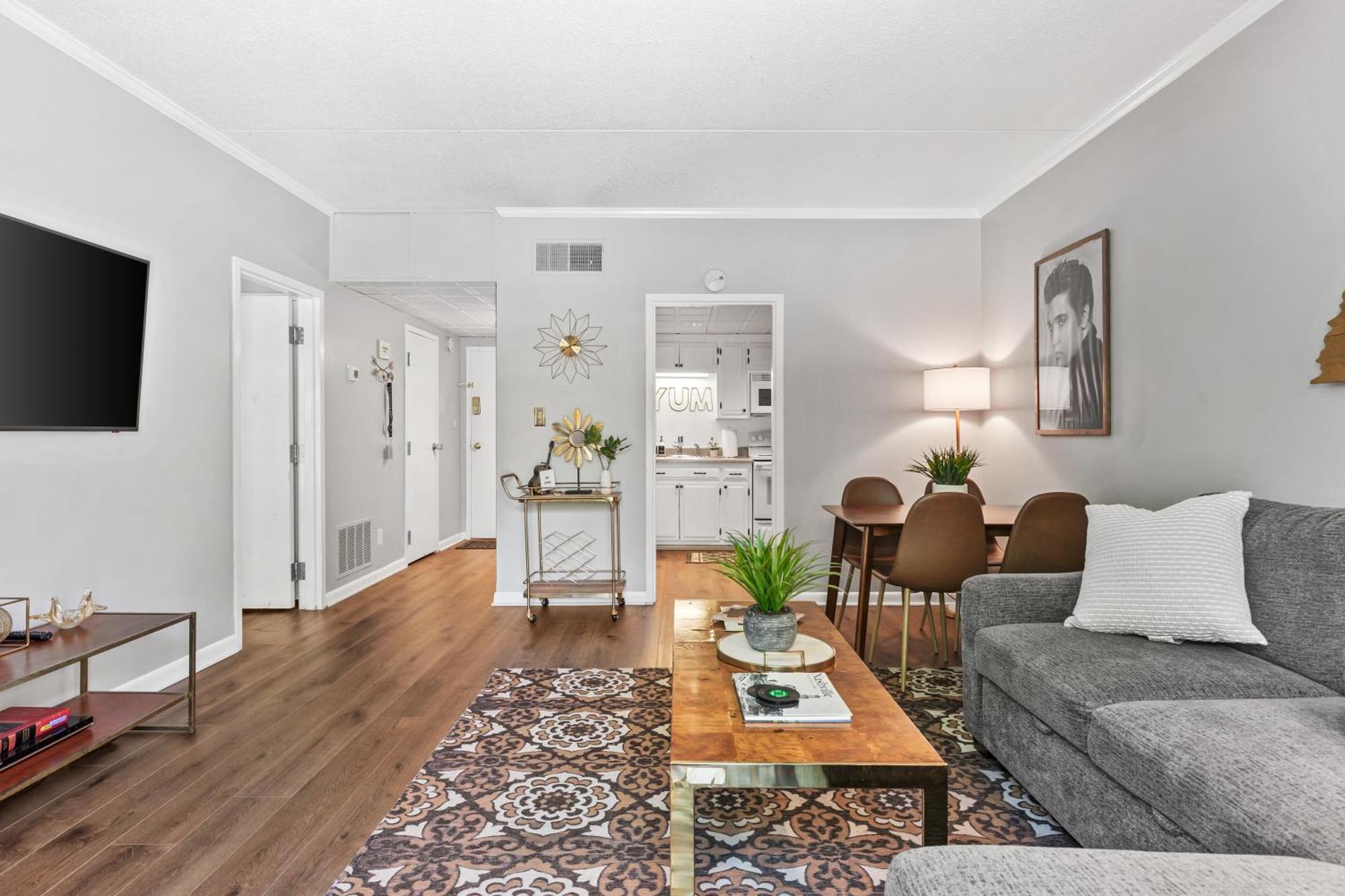 Holiday home Famous Music Row 1 Bedroom With Free Parking And Pool