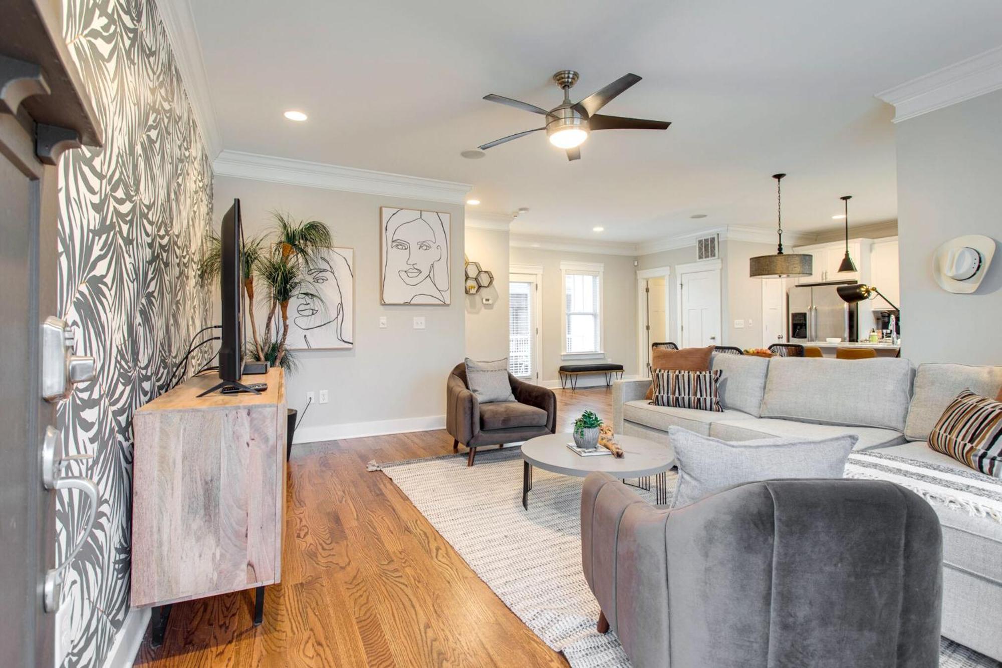 Belmont And Broadway Great For Groups