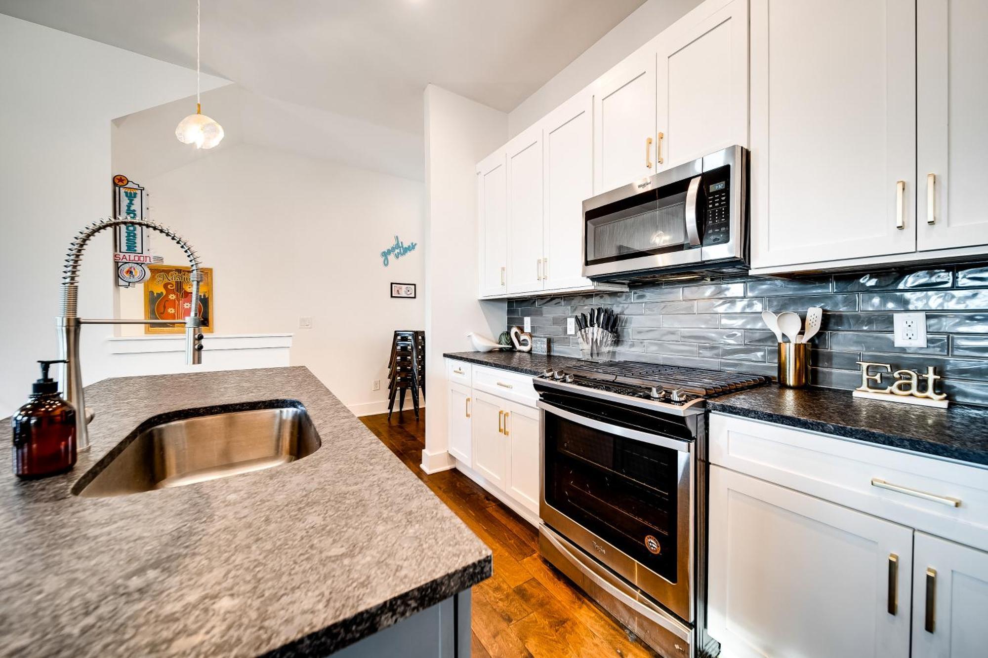 615 Vibe East Getaway 3 Miles To Downtown Holiday home
