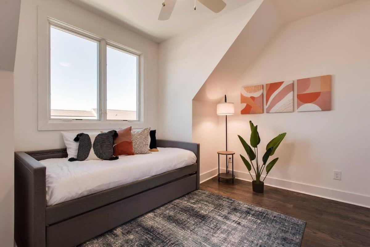 Holiday home West End Dreams-2 Homes-6 Mins To Broadway