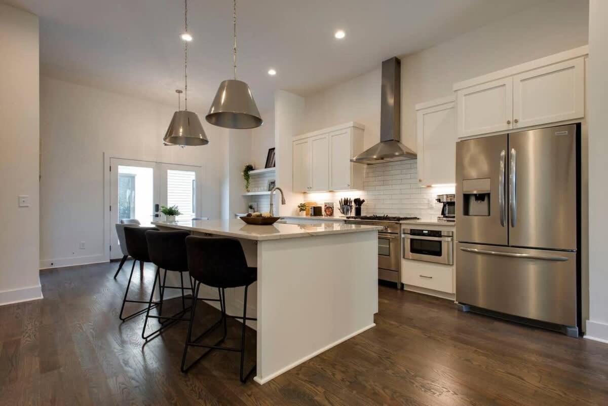 Holiday home West End Dreams-2 Homes-6 Mins To Broadway *