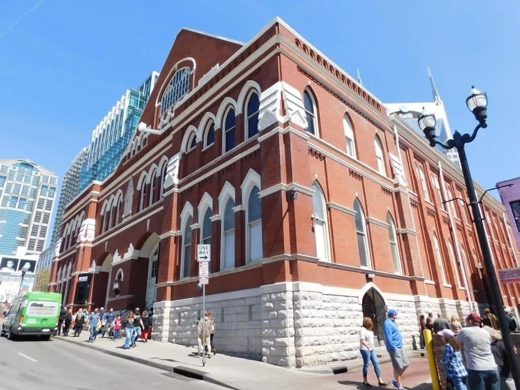 Gorgeous Home-minutes To Lower Broadway Nashville