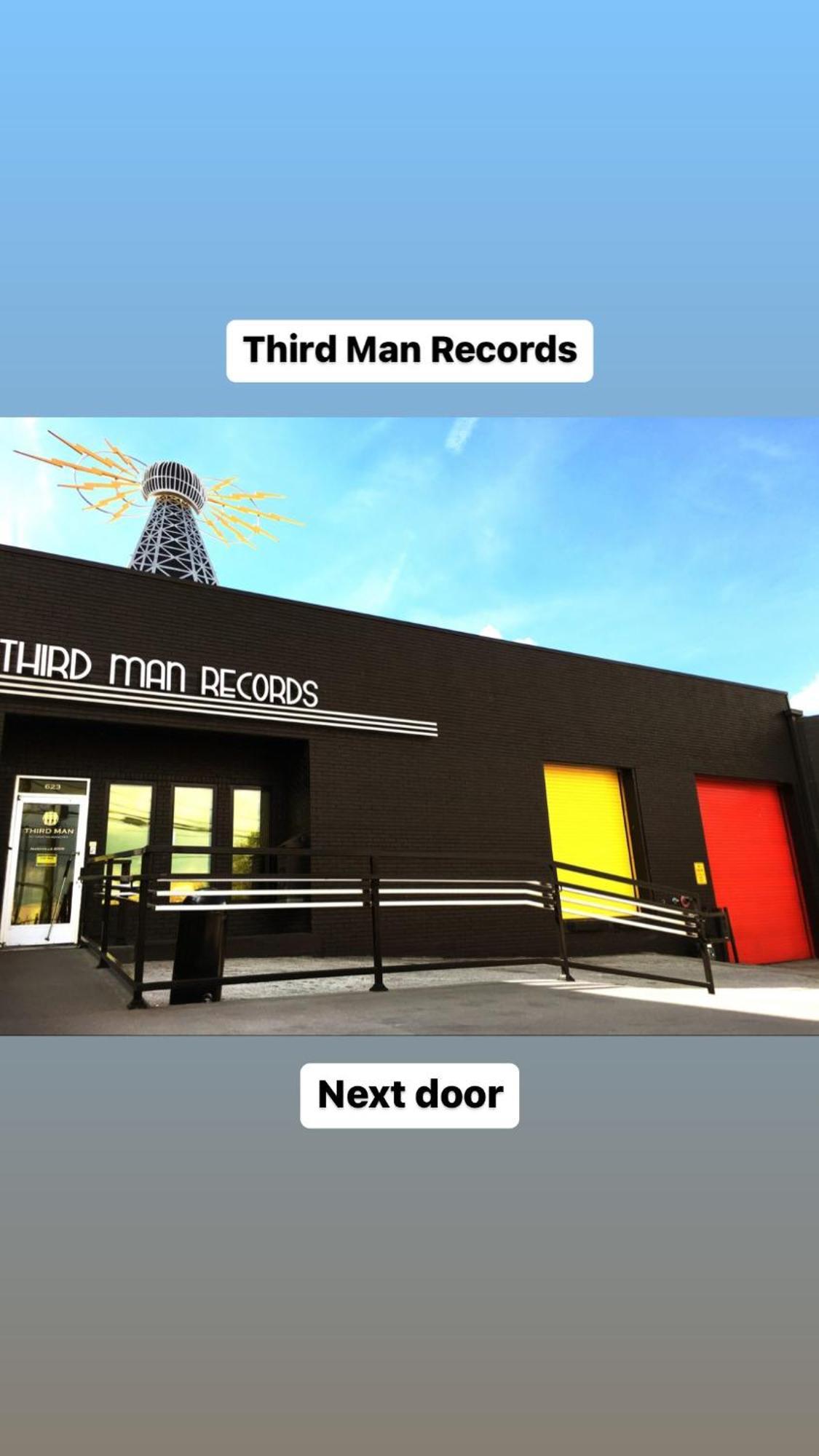 Boots On Broadway In Downtown With Parking, Pool, Gym *