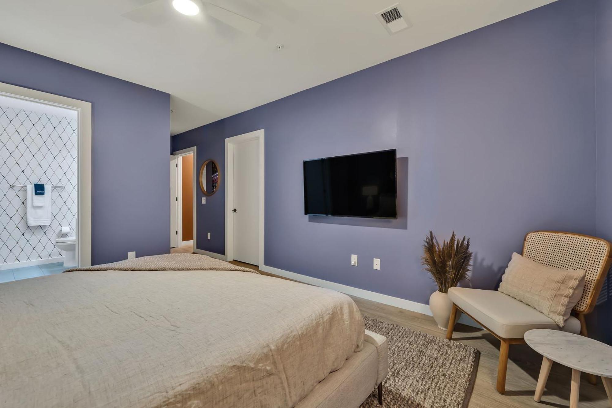 Boots On Broadway In Downtown With Parking, Pool, Gym Apartment *