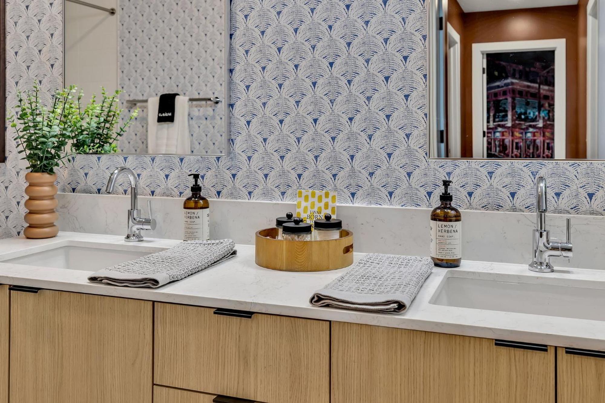 Apartment Boots On Broadway In Downtown With Parking, Pool, Gym *