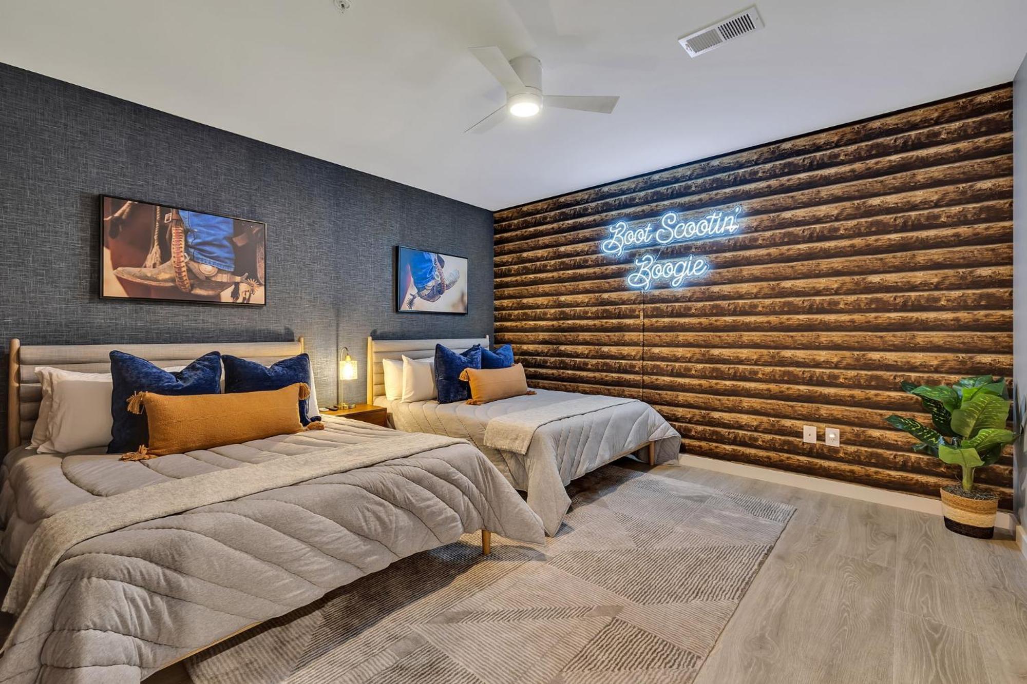 Boots On Broadway In Downtown With Parking, Pool, Gym Apartment *