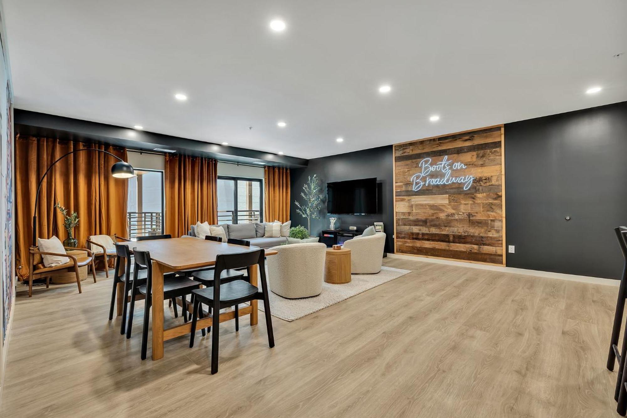 Boots On Broadway In Downtown With Parking, Pool, Gym Apartment