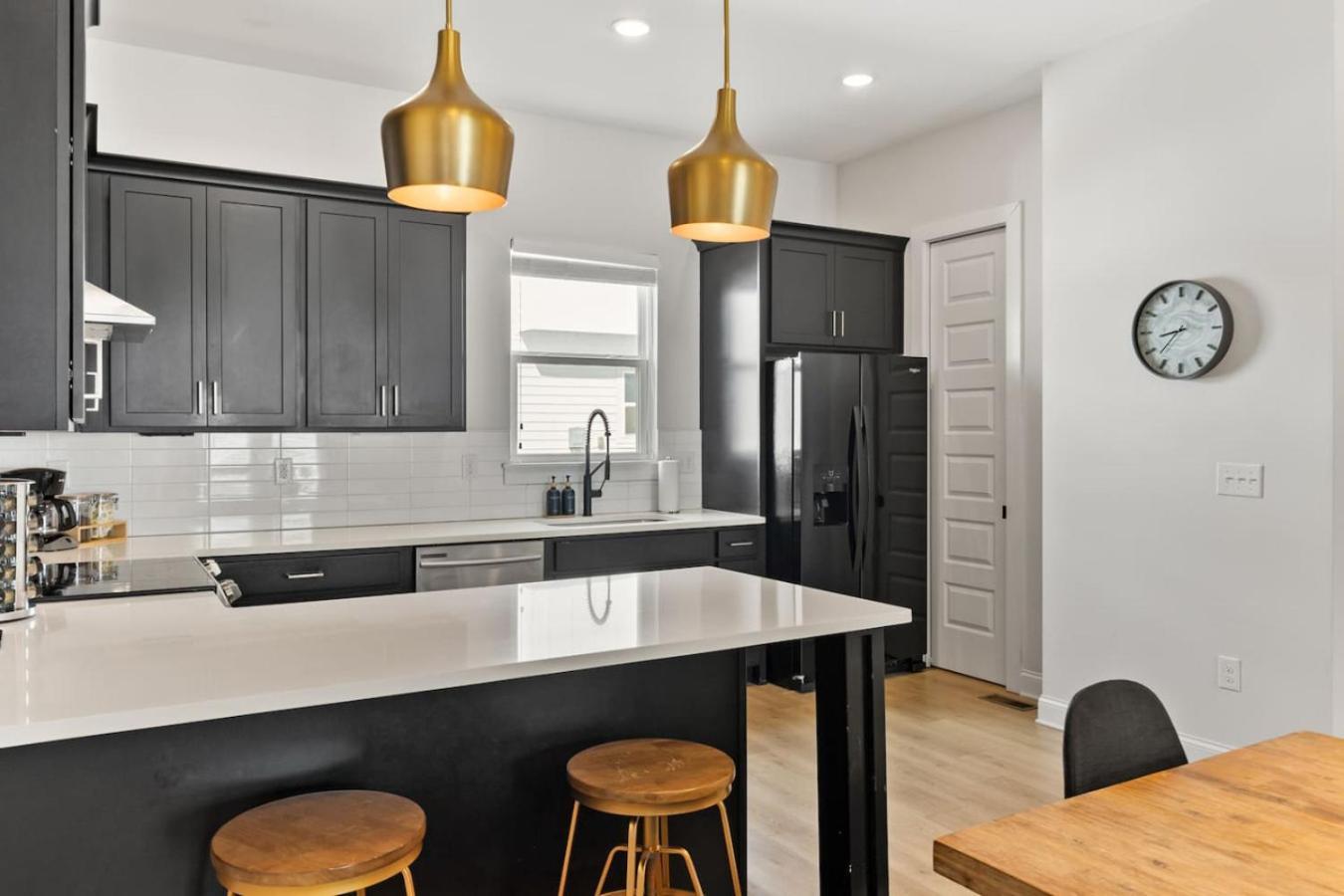 Upscale Townhome 3 Miles To Downtown With 2 Car Garage