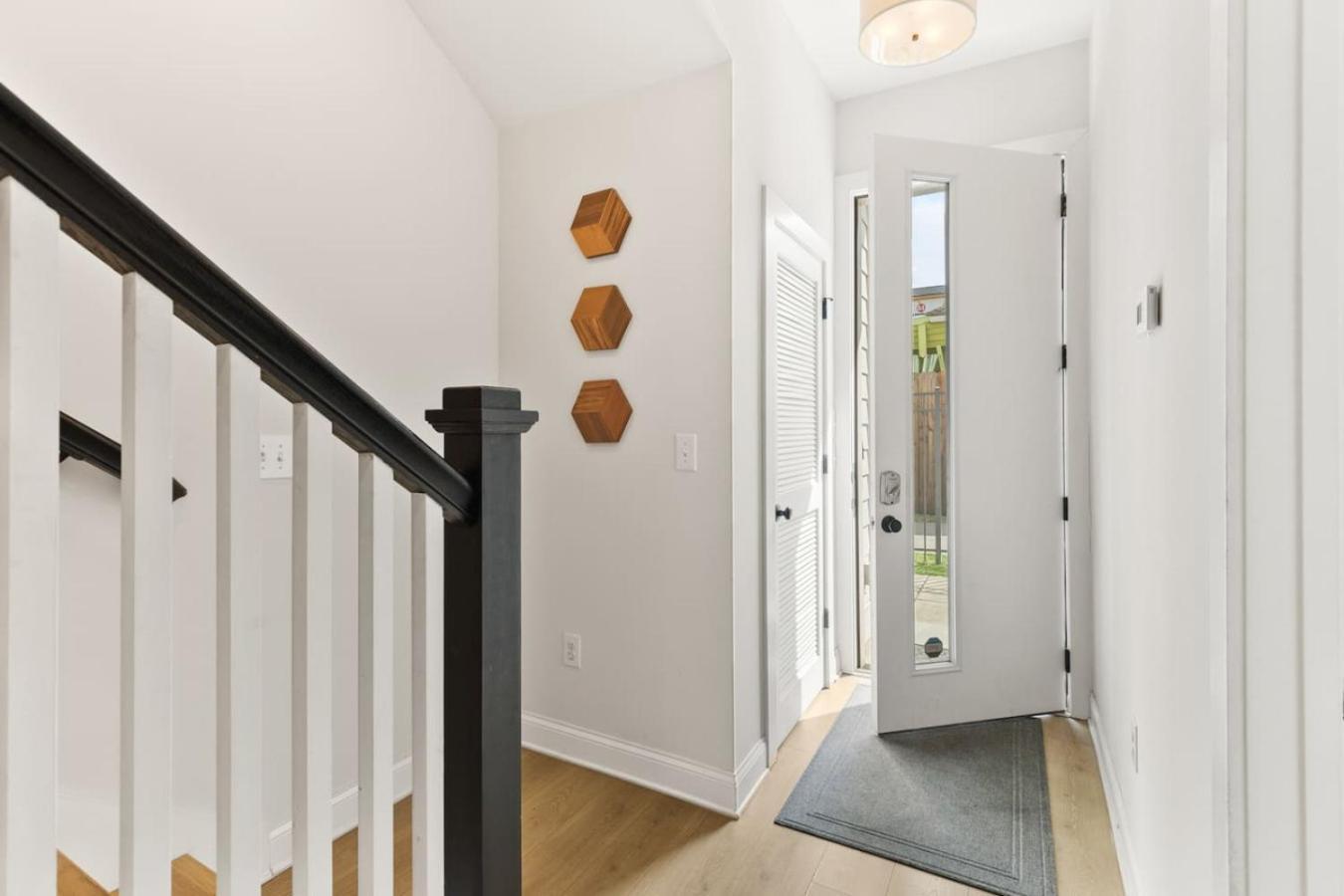 Upscale Townhome 3 Miles To Downtown With 2 Car Garage Holiday home *