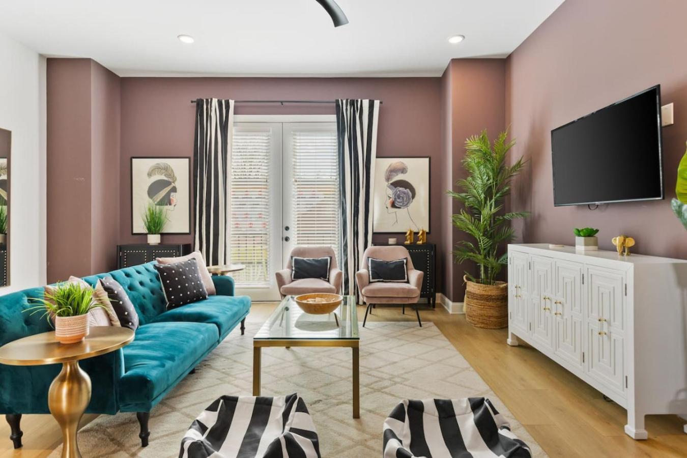 Upscale Townhome 3 Miles To Downtown With 2 Car Garage Holiday home