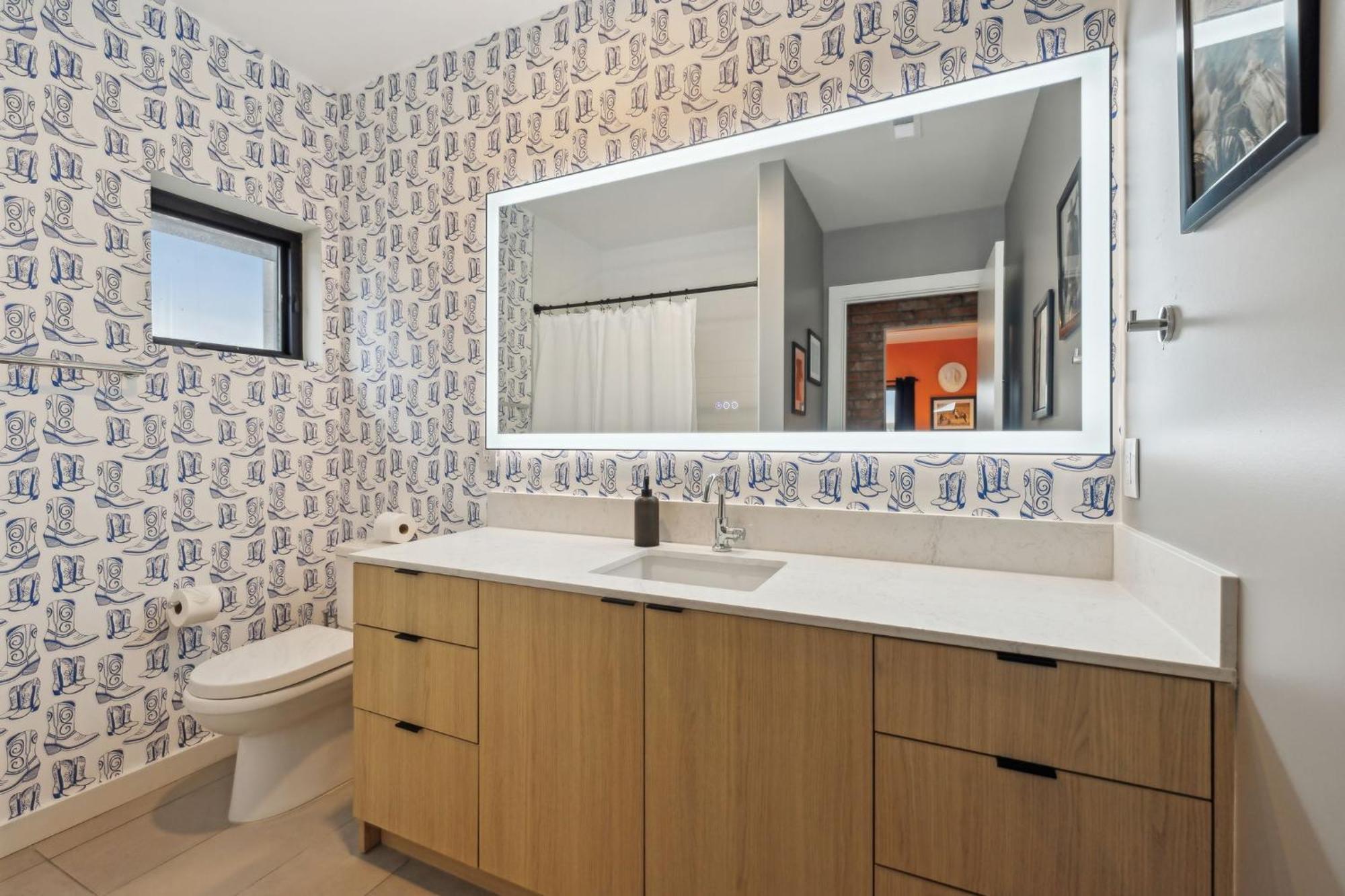 The Wallen Downtown Walk To Broadway, Parking, Heated Pool, Gym