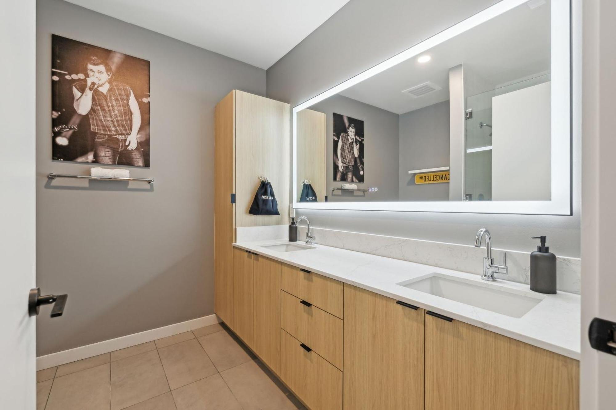 The Wallen Downtown Walk To Broadway, Parking, Heated Pool, Gym Nashville