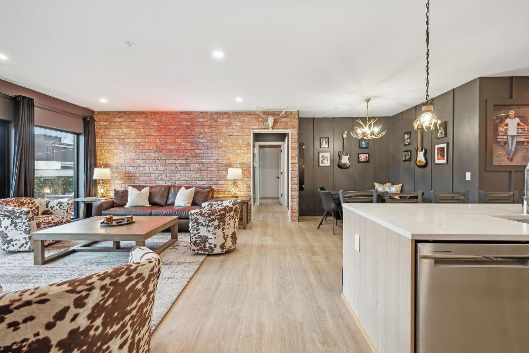 The Wallen Downtown Walk To Broadway, Parking, Heated Pool, Gym Nashville