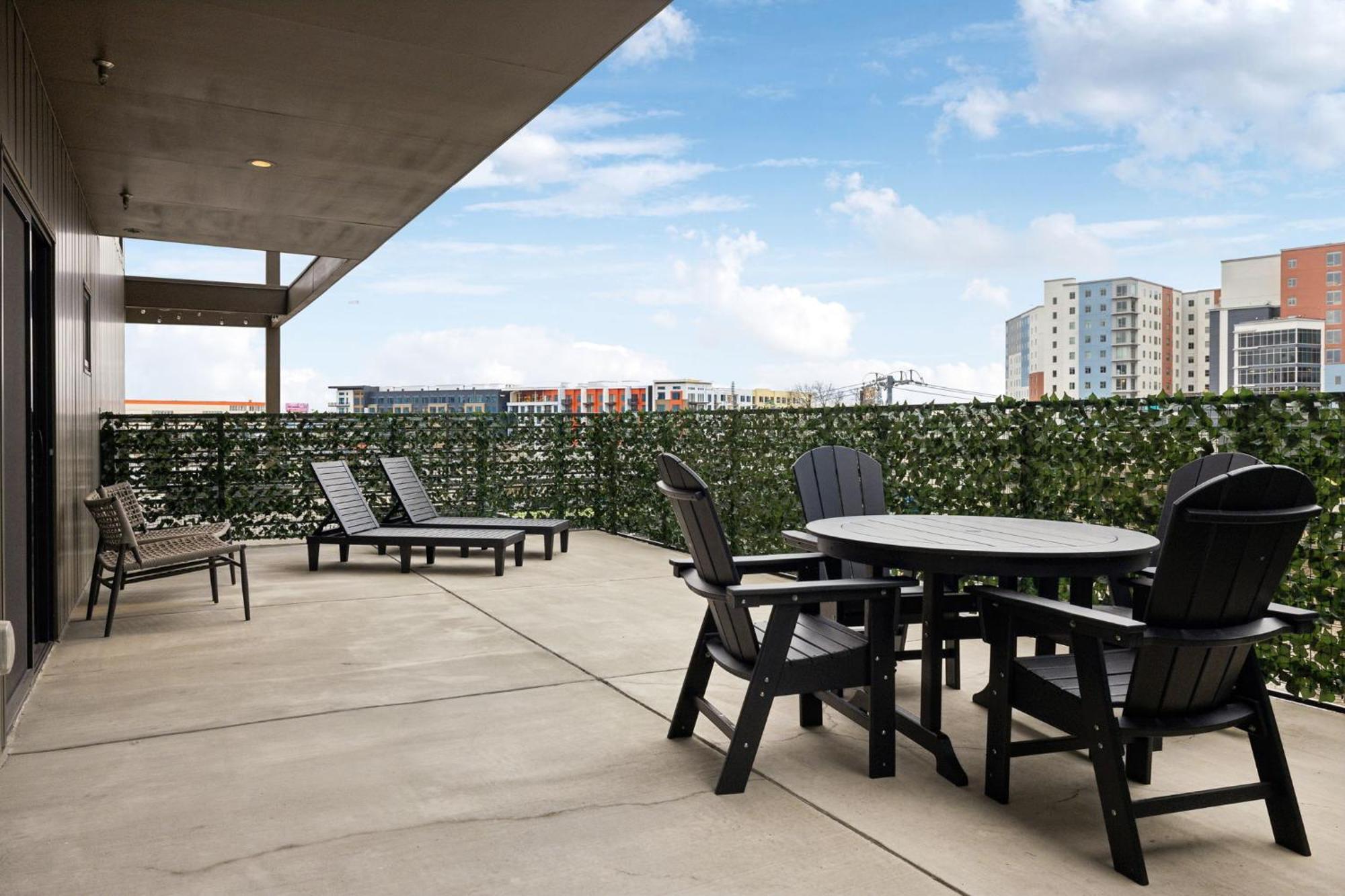 Diamonds Are Forever Bridal In Downtown Nash Walk To Broadway, Heated Pool, Gym, Parking