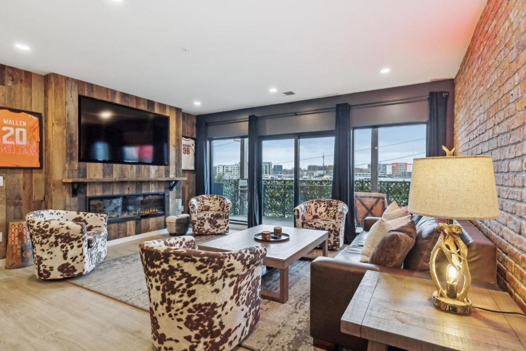 The Wallen Downtown Walk To Broadway, Parking, Heated Pool, Gym