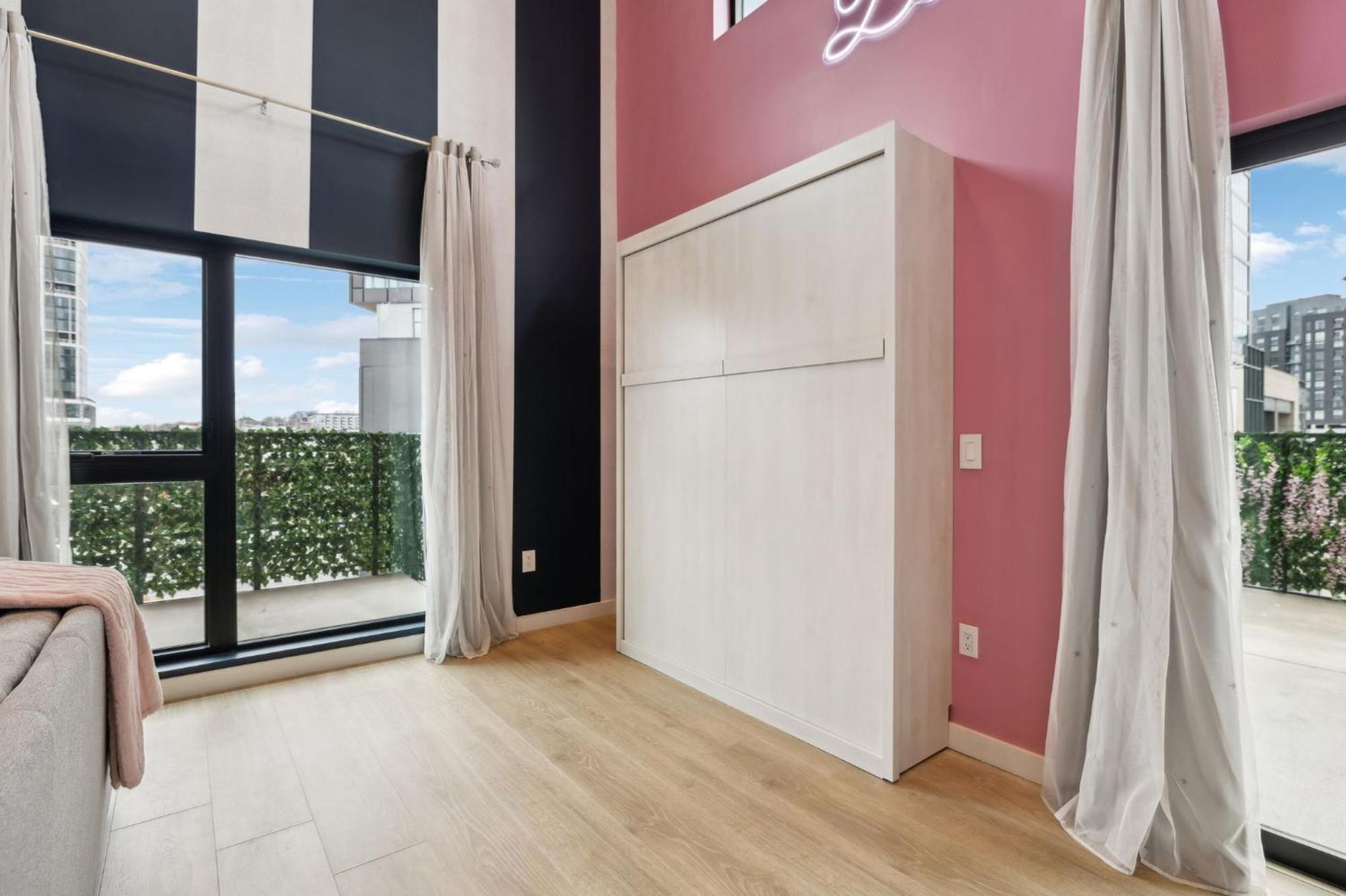 Diamonds Are Forever Bridal In Downtown Nash Walk To Broadway, Heated Pool, Gym, Parking Apartment