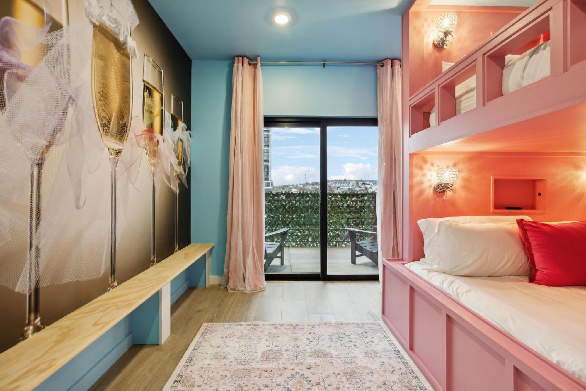 Diamonds Are Forever Bridal In Downtown Nash Walk To Broadway, Heated Pool, Gym, Parking Apartment