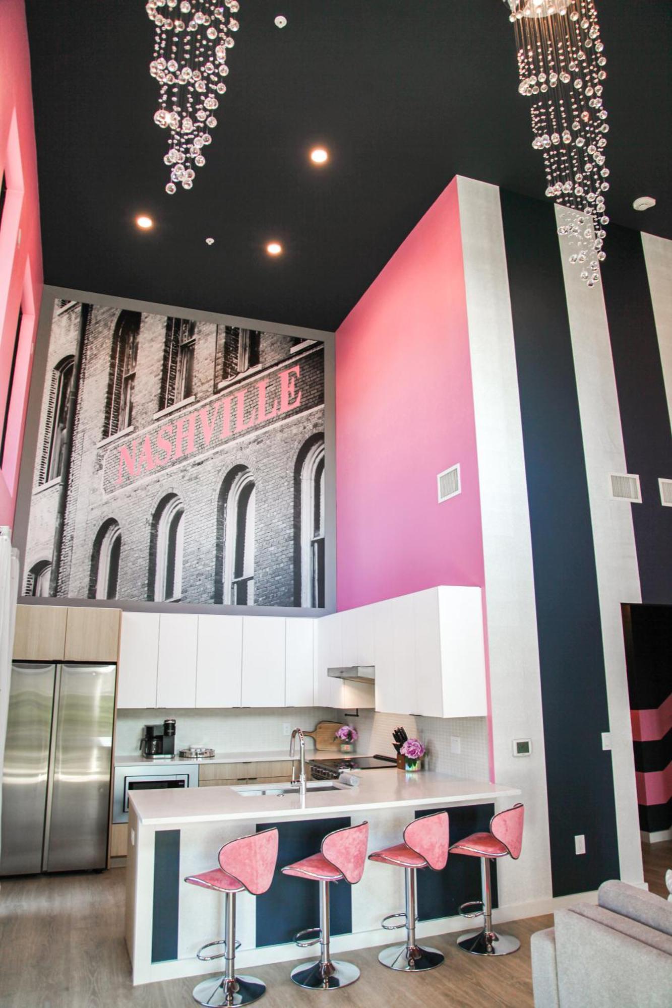 Diamonds Are Forever Bridal In Downtown Nash Walk To Broadway, Heated Pool, Gym, Parking Apartment *