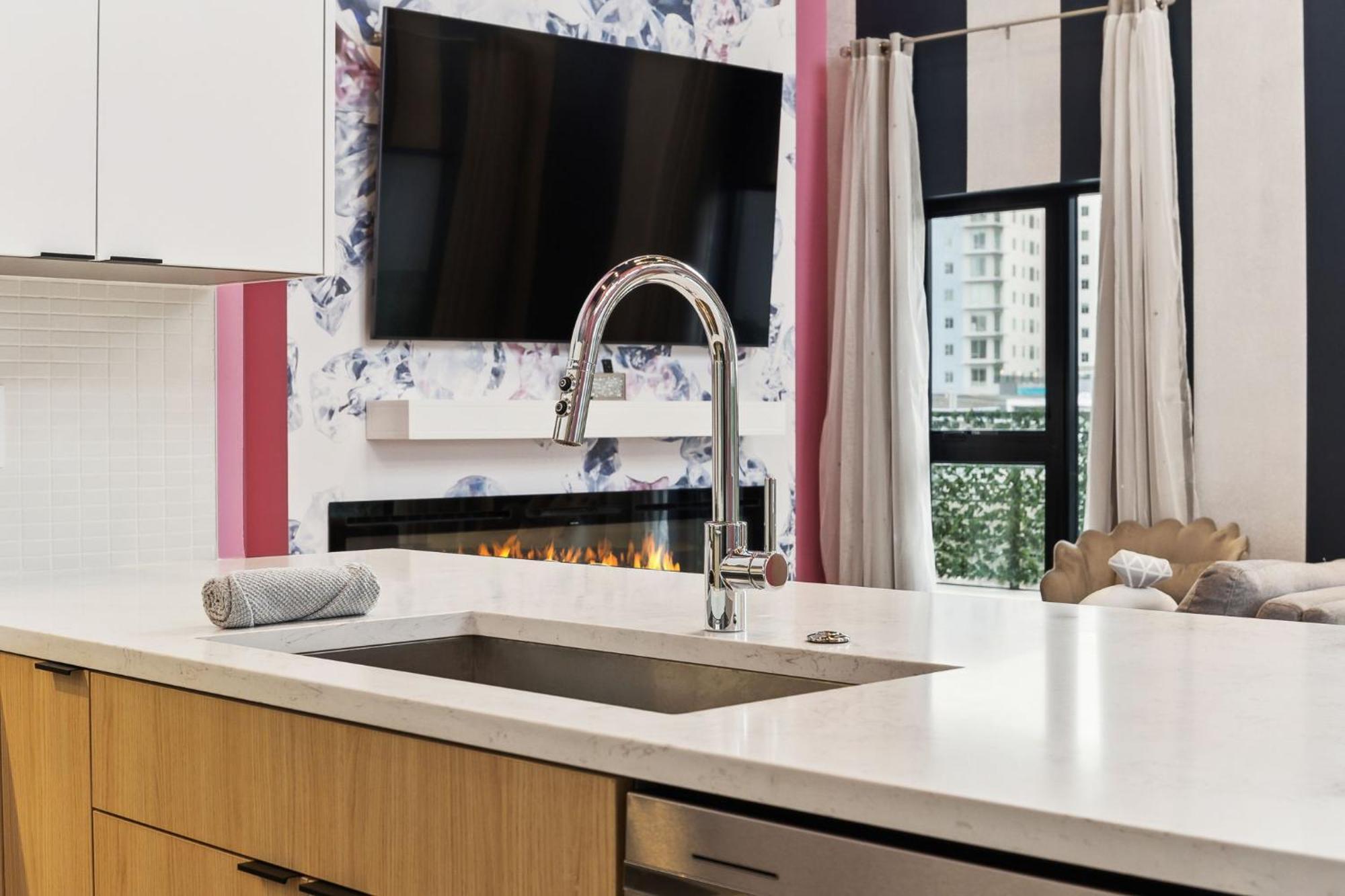 Diamonds Are Forever Bridal In Downtown Nash Walk To Broadway, Heated Pool, Gym, Parking Nashville