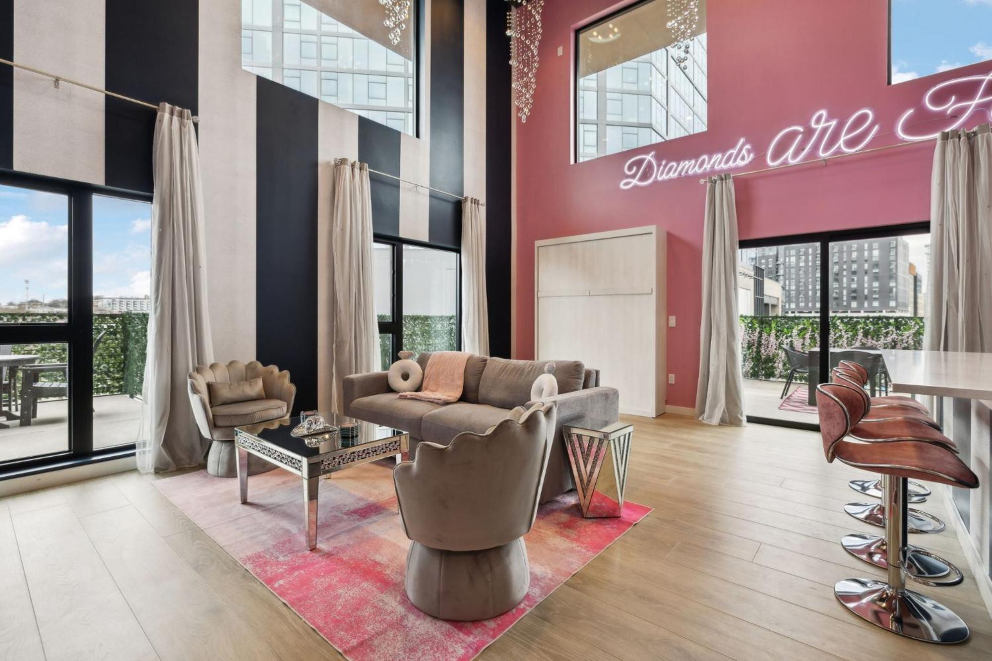 Diamonds Are Forever Bridal In Downtown Nash Walk To Broadway, Heated Pool, Gym, Parking *