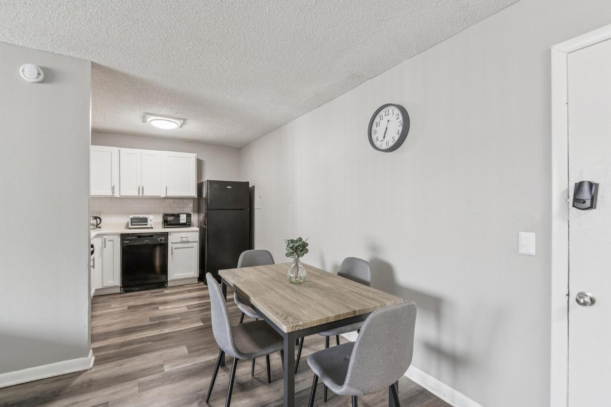 Avery D4 I Spacious 2 Bed 1 Bath Apartment