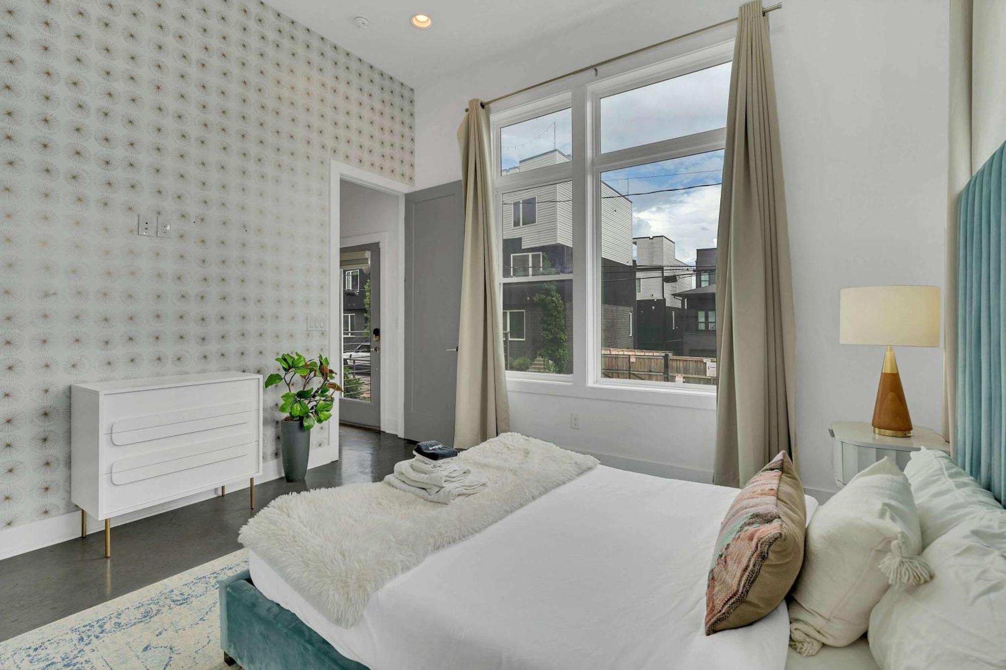 Large With Rooftop And Views Sleeps 12