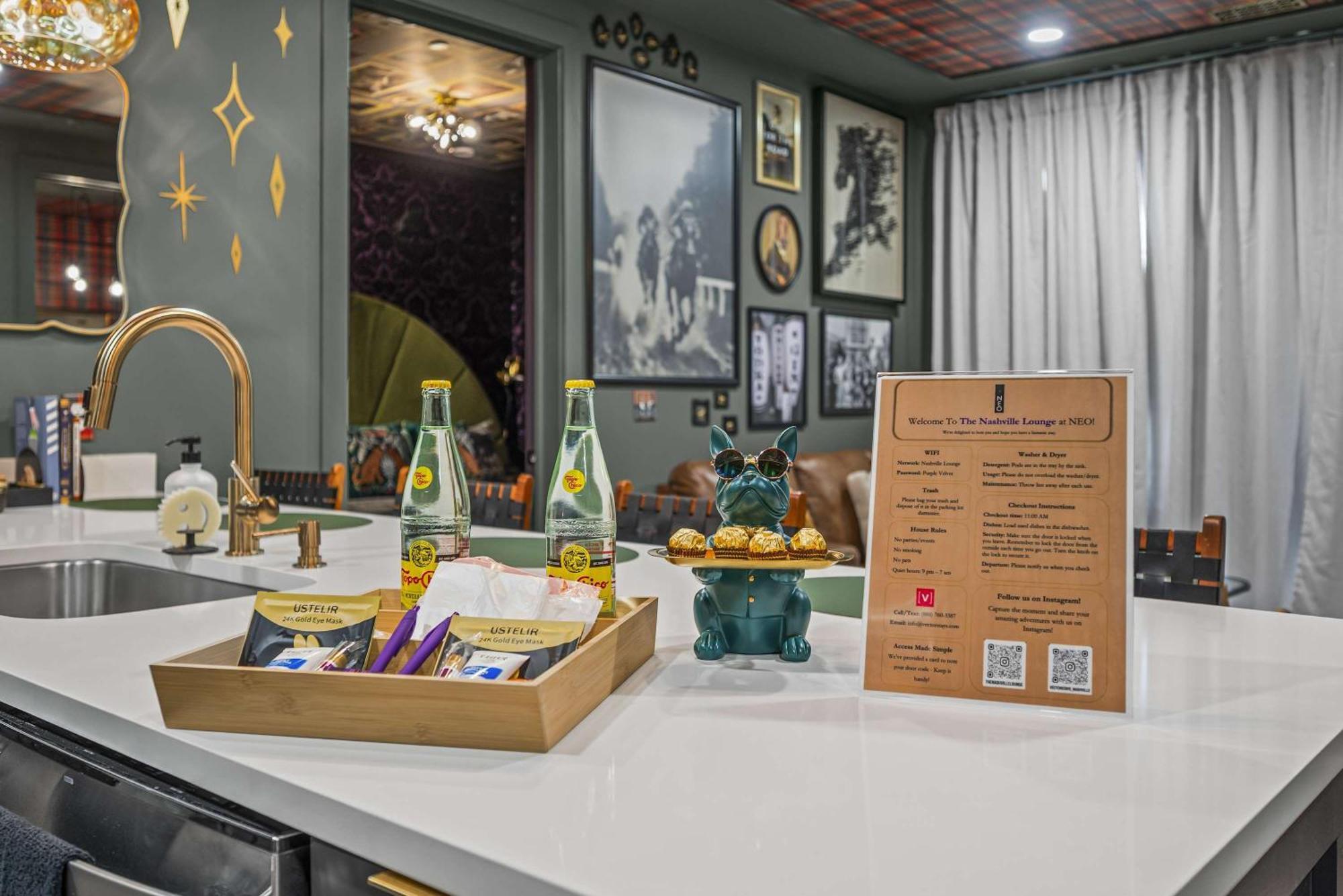 Apartment Luxe Trio Sleeps 21 And Rooftop Access