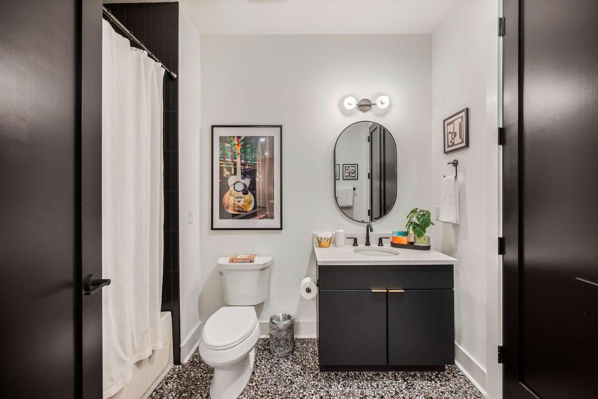 Luxe Trio Sleeps 21 And Rooftop Access Apartment Nashville