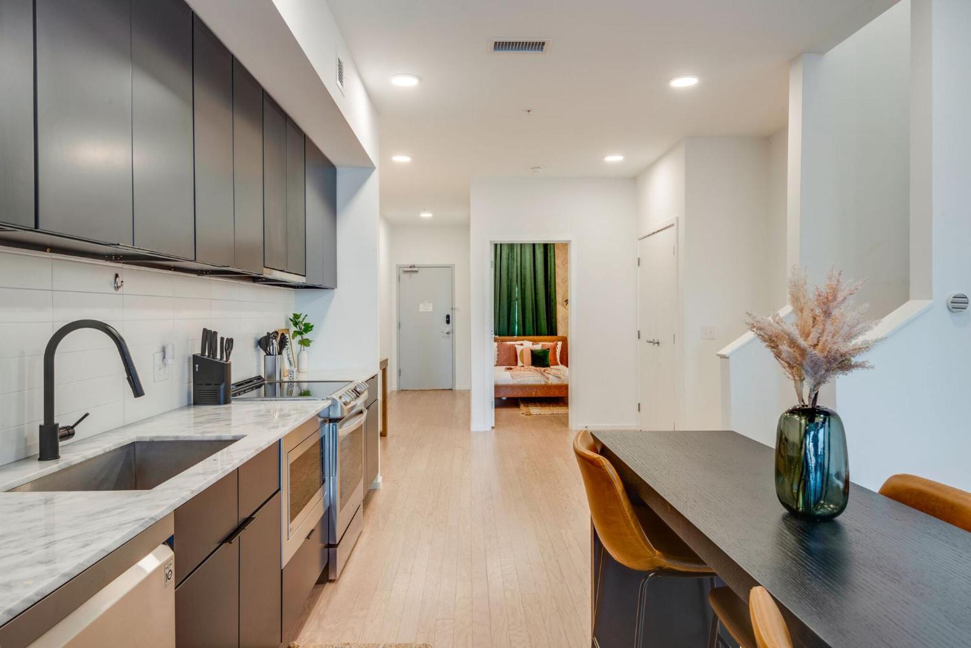 Luxury 2-bd, 2-bth Downtown Riverfront, Park Free Holiday home *