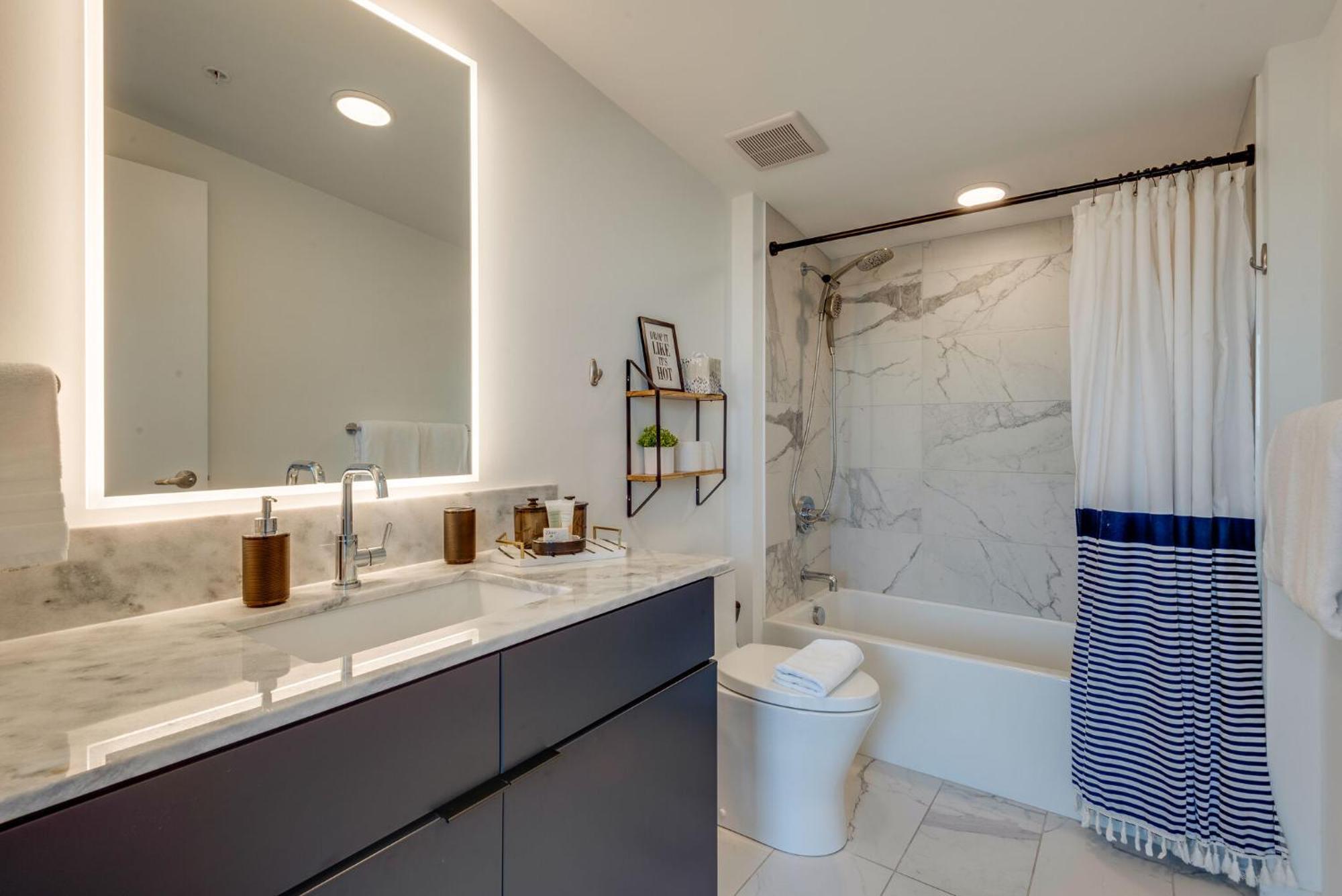 Luxury 2-bd, 2-bth Downtown Riverfront, Park Free Holiday home *