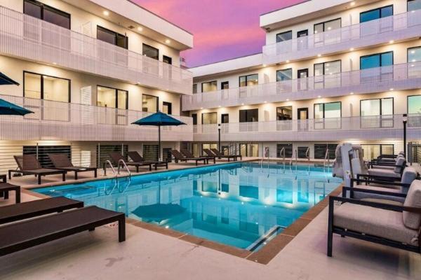 Amazing Downtown W Pool And Free Parking Holiday home *