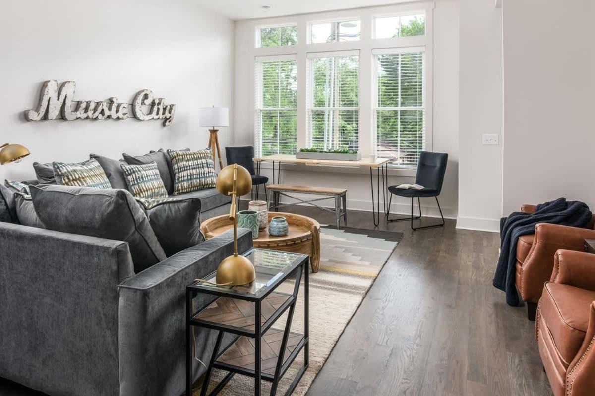 3 Story Townhome In East Holiday home