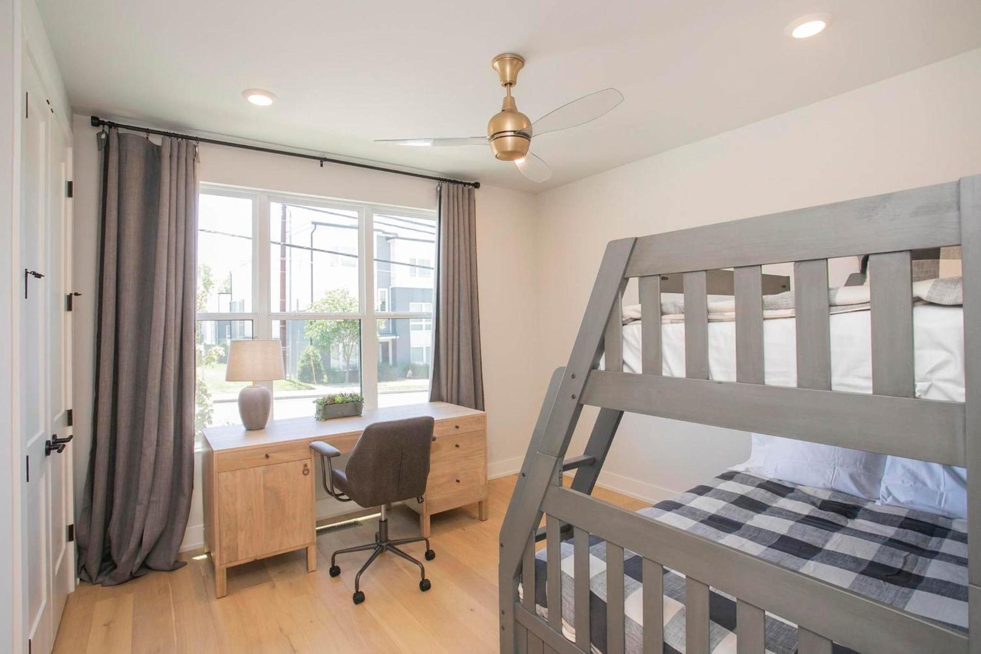 Holiday home 4 Bdr For 12 W Rooftop Deck & Firepit *