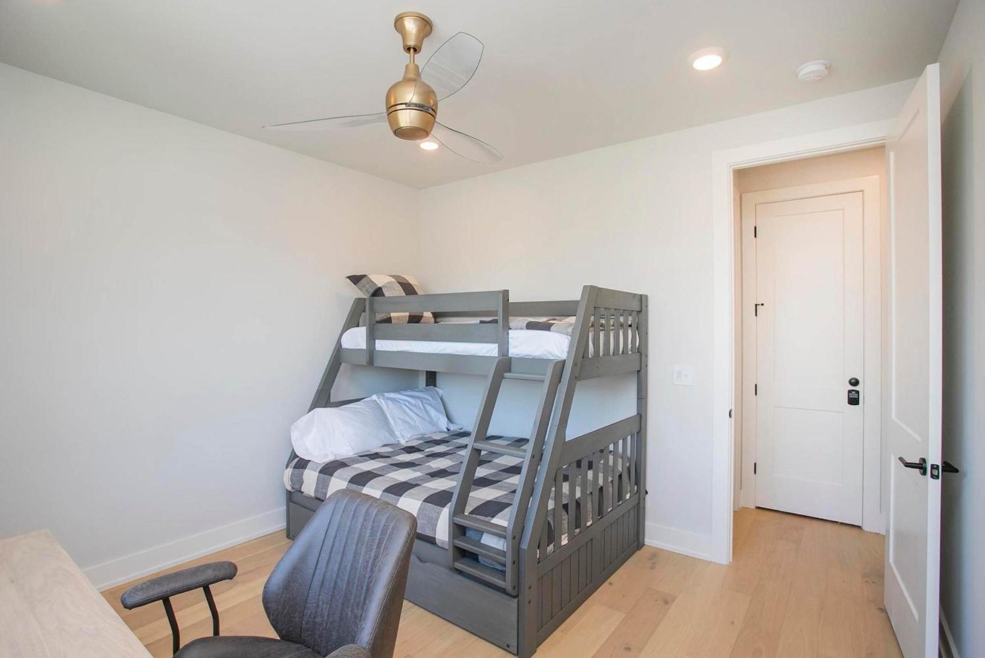 4 Bdr For 12 W Rooftop Deck & Firepit Holiday home *