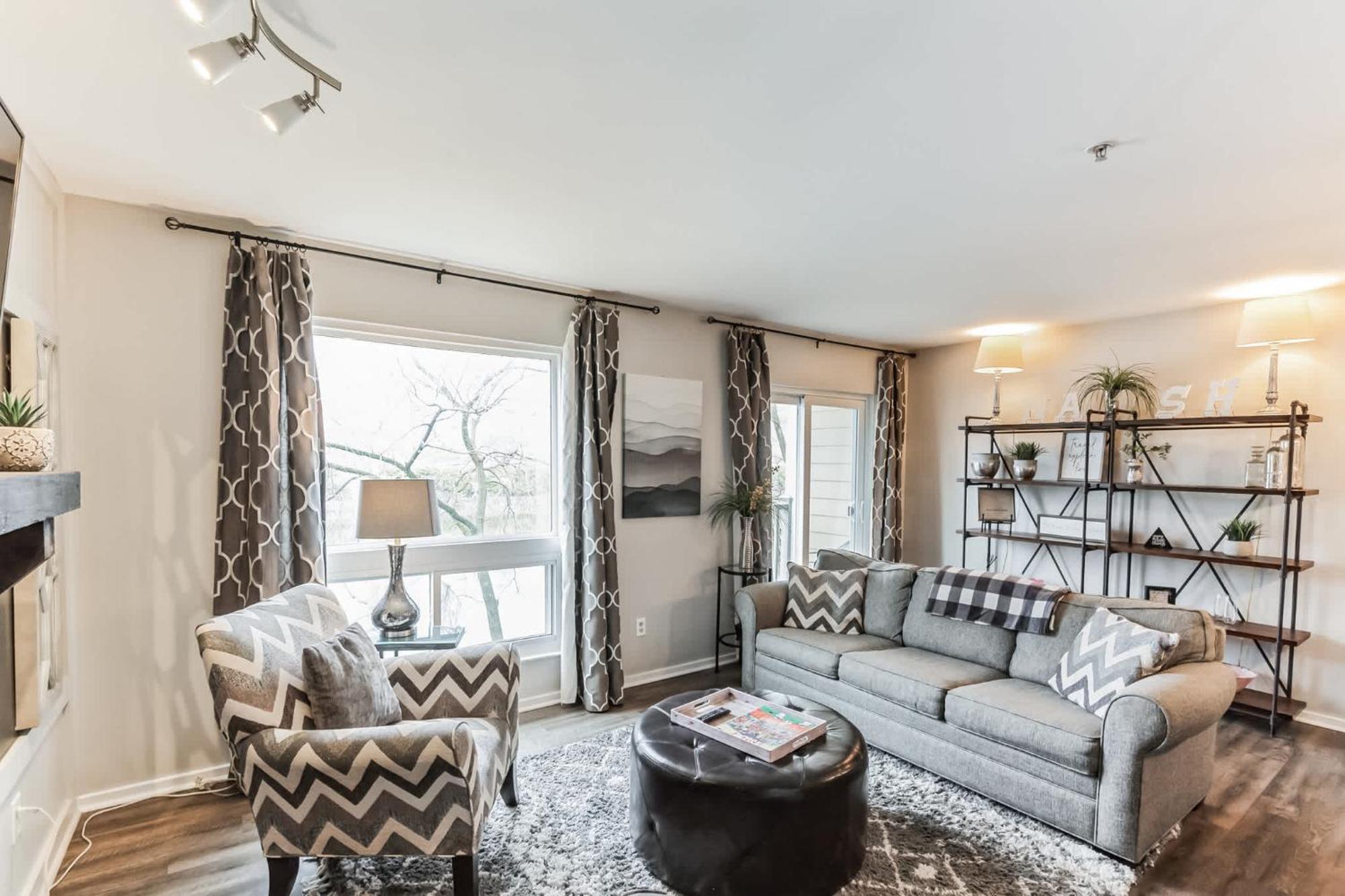 Riverfront Charm - A Scenic Downtown For 6