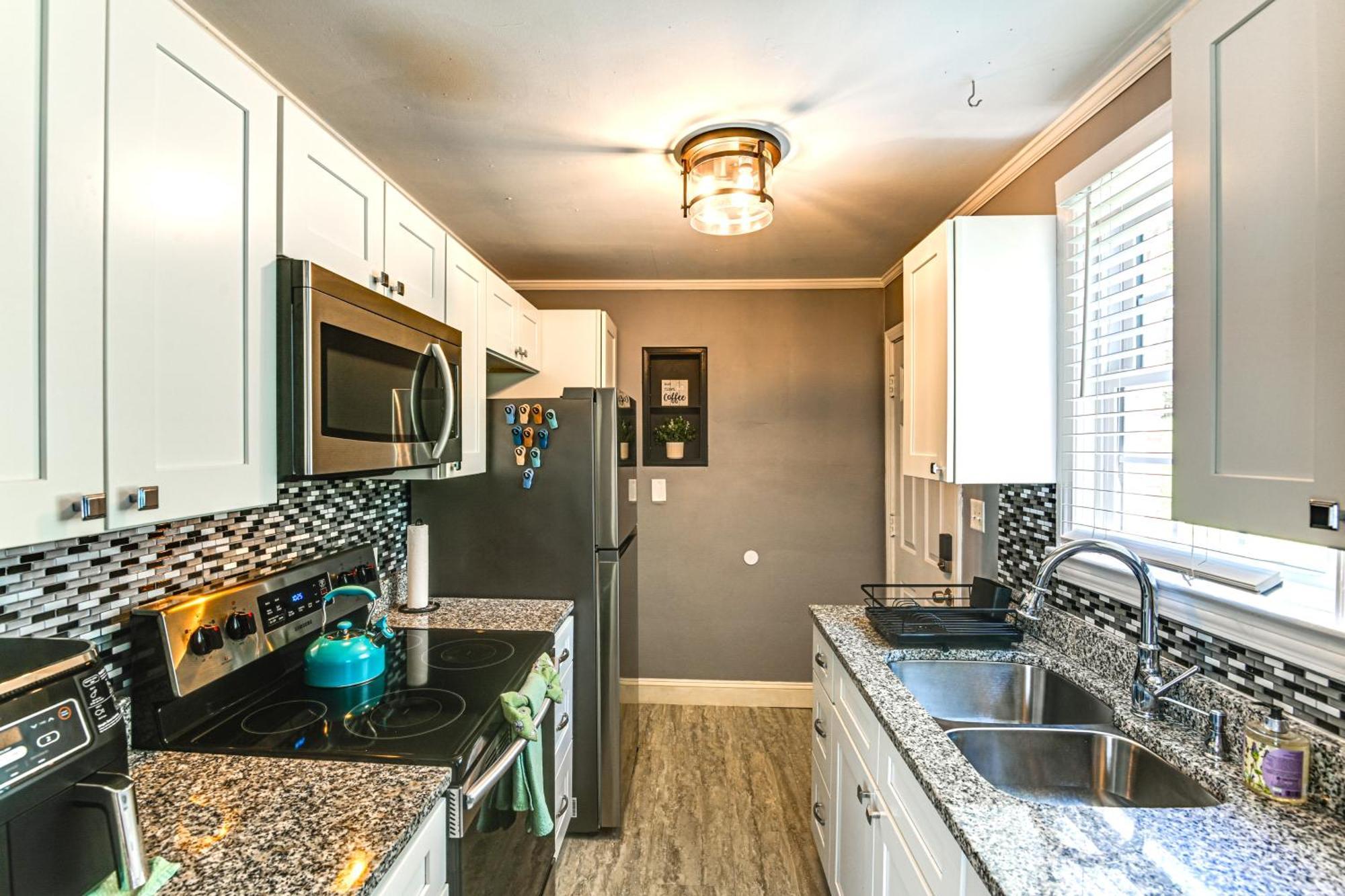 7 Mi To Dtwn With Spacious Yard In Holiday home *
