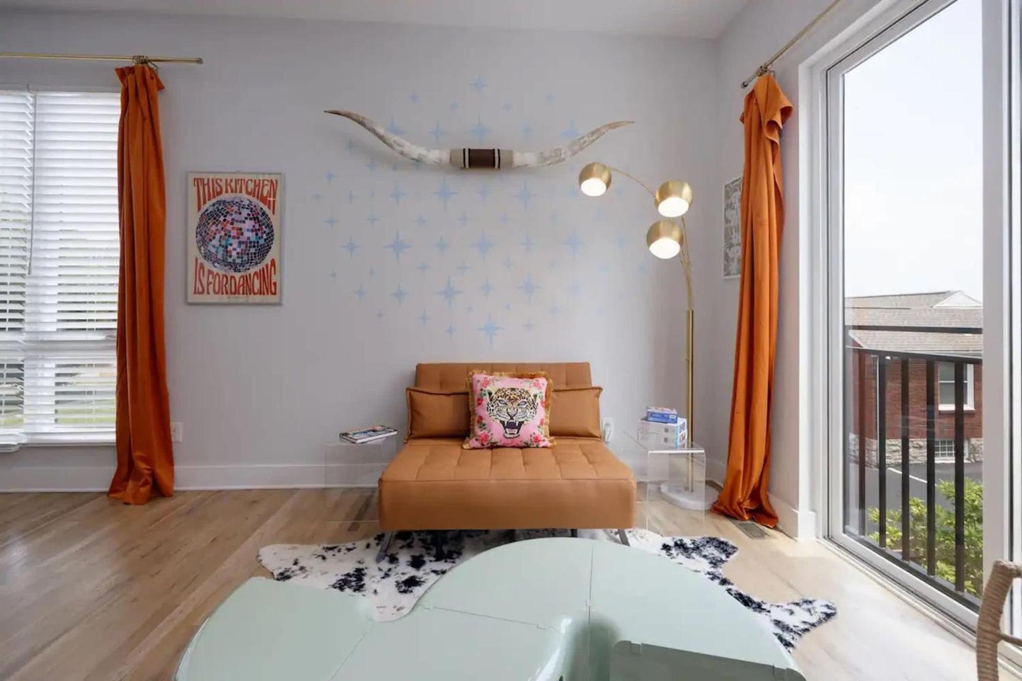 Dolly's Disco - Stylish 2 Bdr Nashville