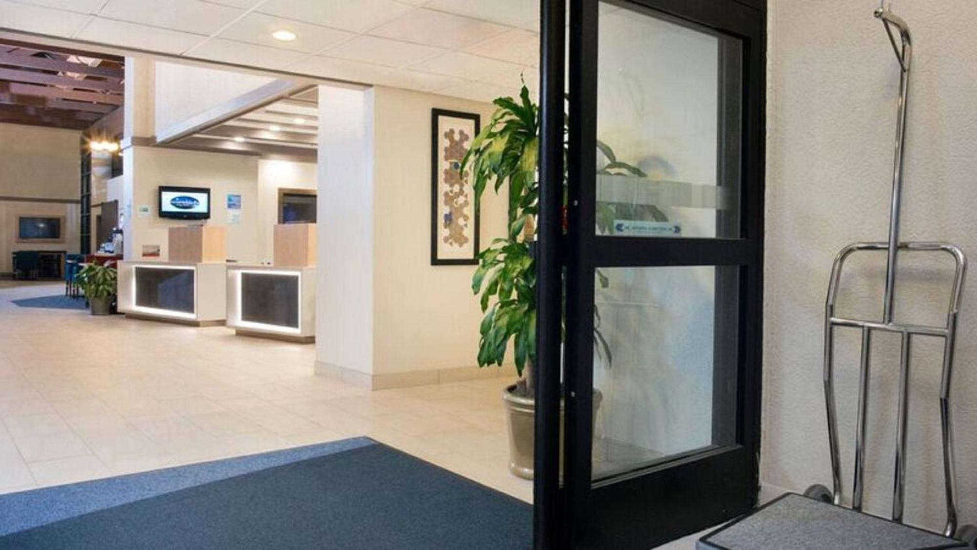 Express Airport By Ihg Hotel 3*