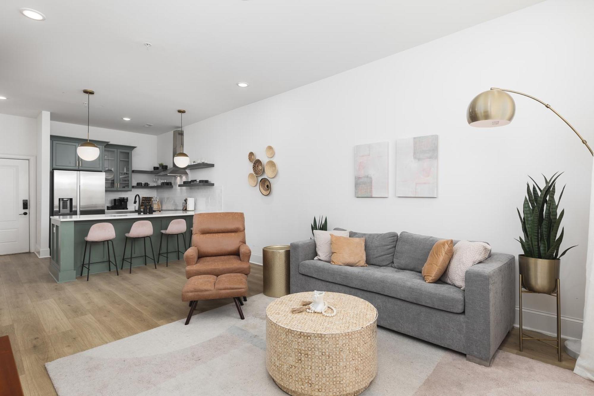 Cozy Modern 4 Beds, 2 Bedrooms With Free Parking Apartment *