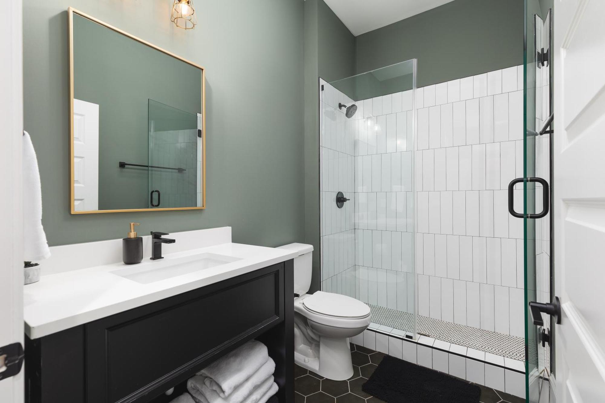 Apartment Cozy Modern 4 Beds, 2 Bedrooms With Free Parking