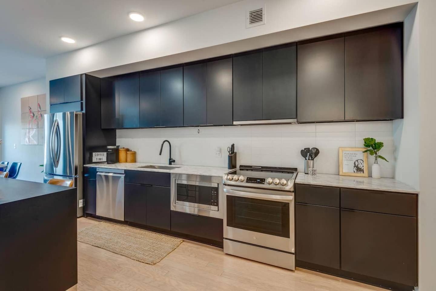 Luxury 2-bd, 2-bth Downtown Riverfront, Park Free Holiday home Nashville